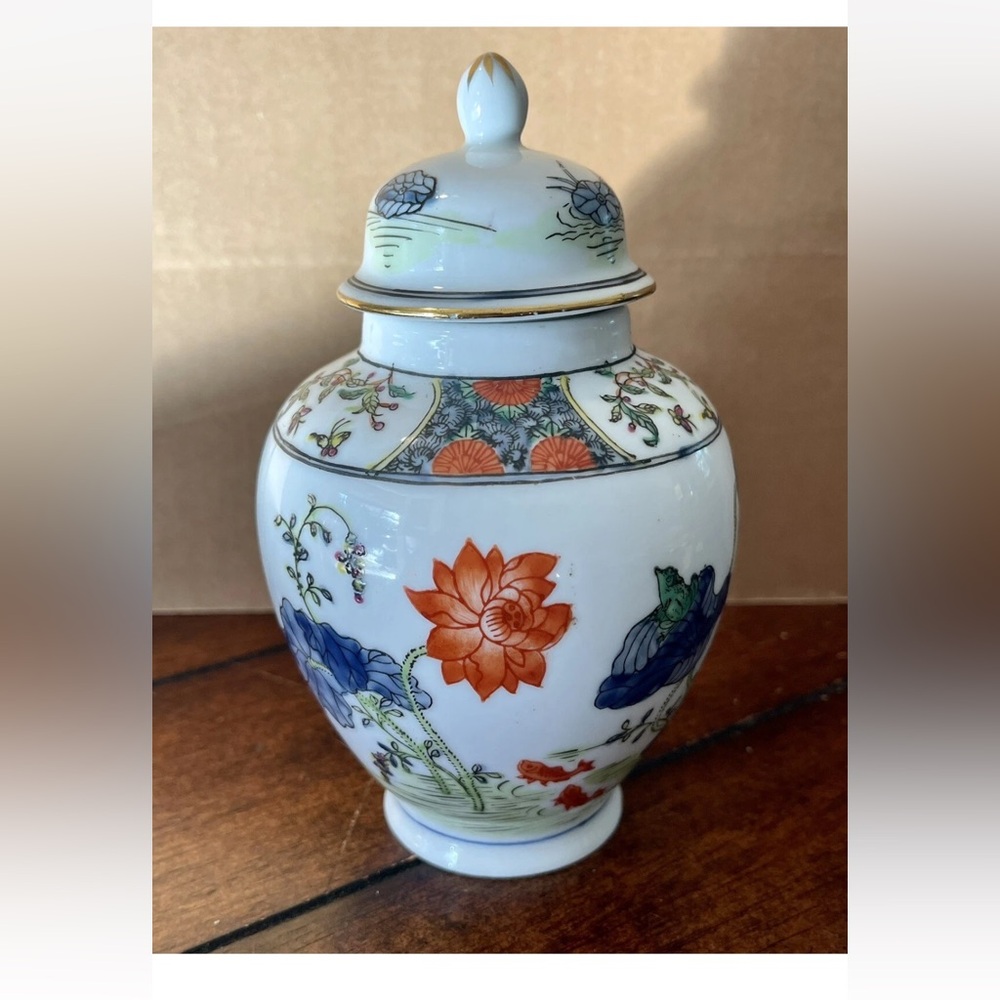 Vintage 70's Japanese Porcelain Ginger Jar Decoration‎ Floral White Gold 6”